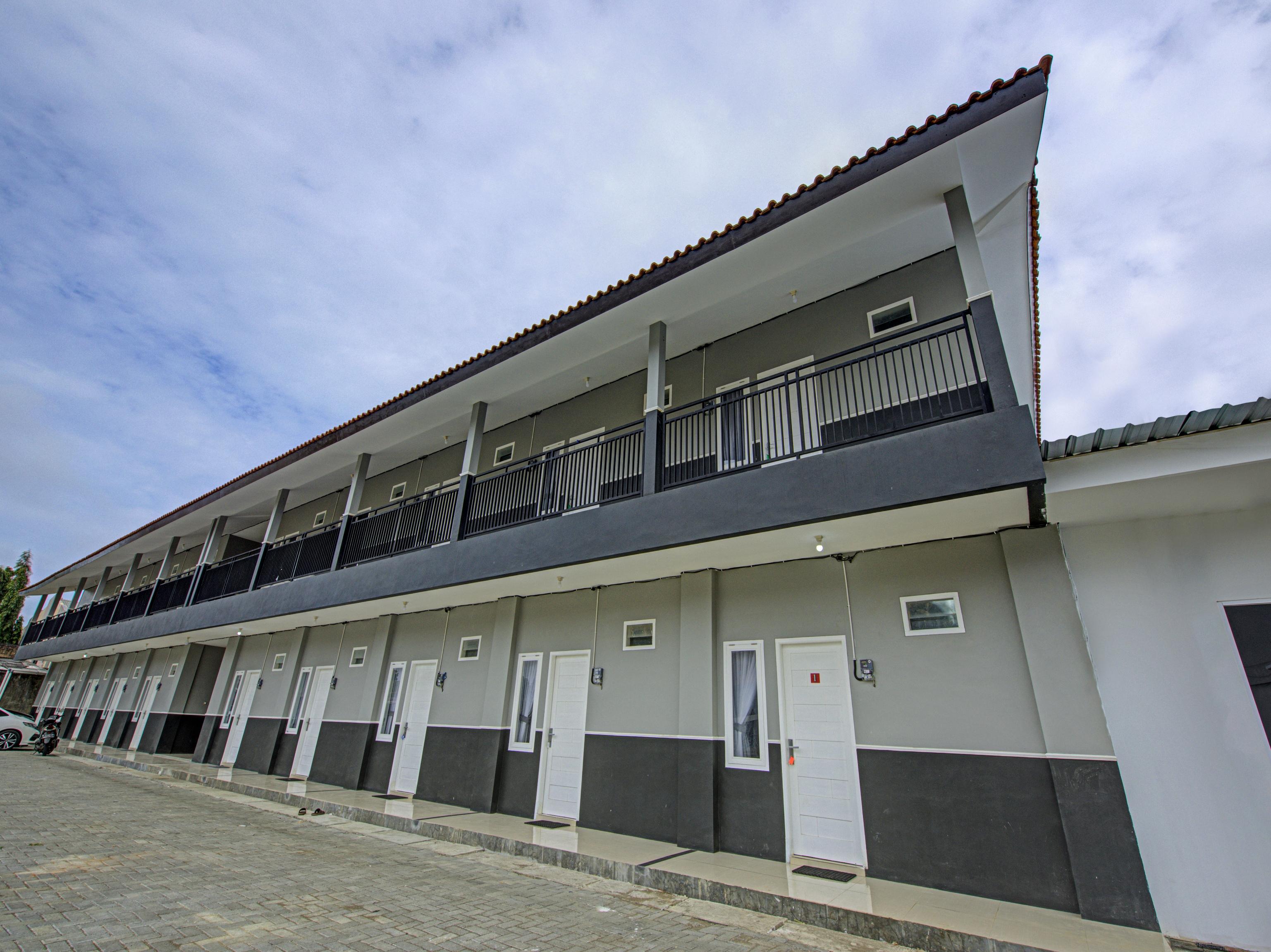 OYO 3841 Wisma 25 Cilacap Exterior foto